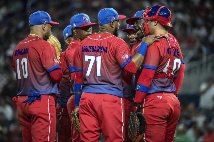 Pedro Luis Lazo fue el entrenador de picheo del equipo cubano en la pasada edición del Clásico Mundial. Foto: Cristobal Herrera-Ulashkevich/EFE/EPA.