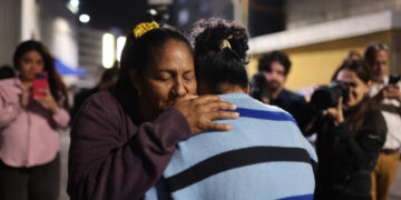 Personas se abrazan al conocer la aprobación de la ley de amnistía para presos políticos en Venezuela, frente al comando de la Policía Nacional Bolivariana (PNB) conocido como Zona 7, en Caracas, el 19 de febrero de 2026. Foto: Miguel Gutiérrez / EFE.