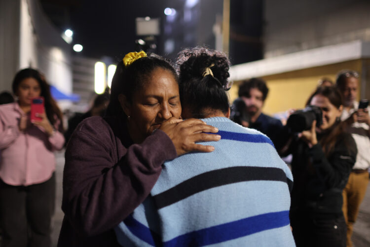 Personas se abrazan al conocer la aprobación de la ley de amnistía para presos políticos en Venezuela, frente al comando de la Policía Nacional Bolivariana (PNB) conocido como Zona 7, en Caracas, el 19 de febrero de 2026. Foto: Miguel Gutiérrez / EFE.
