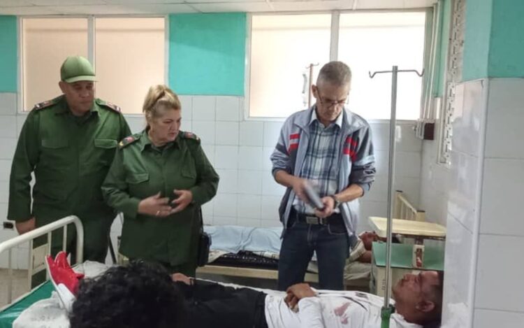 Algunos de los lesionados en accidente en la Autopista Nacional están siendo atendidos en el Hospital General Provincial Camilo Cienfuegos, de Sancti Spíritus. Foto: Facebook/Deivy Pérez Martín.