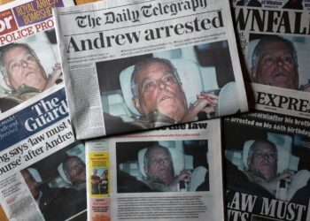 Las portadas de los diarios británicos con la cobertura del arresto de Andrew Mountbatten-Windsor en Liverpool, el pasado 20 de febrero. Foto: EFE/EPA/ADAM VAUGHAN.