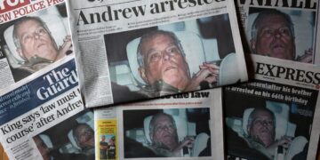 Las portadas de los diarios británicos con la cobertura del arresto de Andrew Mountbatten-Windsor en Liverpool, el pasado 20 de febrero. Foto: EFE/EPA/ADAM VAUGHAN.