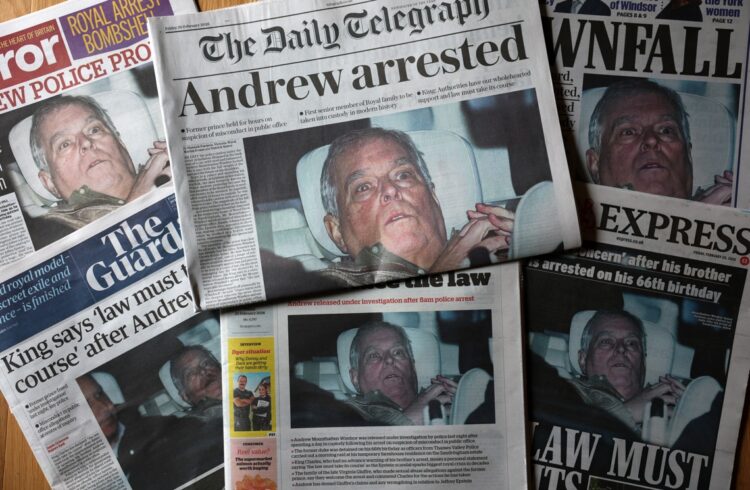 Las portadas de los diarios británicos con la cobertura del arresto de Andrew Mountbatten-Windsor en Liverpool, el pasado 20 de febrero. Foto: EFE/EPA/ADAM VAUGHAN.