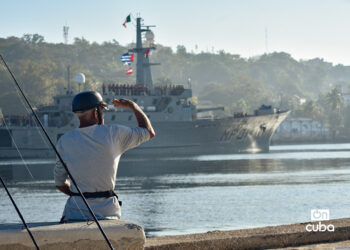 Hombre ante un barco con ayuda del pueblo mexicano. Foto: Otmaro Rodríguez.