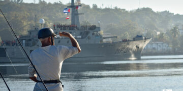 Entrada a La Habana de un barco con ayuda humanitaria de México a Cuba. Foto: Otmaro Rodríguez / Archivo.