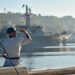 Hombre ante un barco con ayuda del pueblo mexicano. Foto: Otmaro Rodríguez.