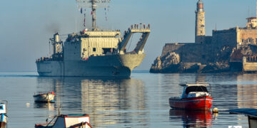 Llegada a La Habana de un barco de México con ayuda humanitaria para Cuba. Foto: Otmaro Rodríguez / Archivo.
