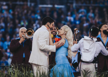 El cantante puertorriqueño Bad Bunny durante su actuación en el descanso del Super Bowl en Santa Clara, California, junto a Lady Gaga. Foto: EFE/Acoustyle.