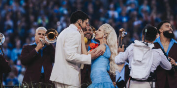 El cantante puertorriqueño Bad Bunny durante su actuación en el descanso del Super Bowl en Santa Clara, California, junto a Lady Gaga. Foto: EFE/Acoustyle.