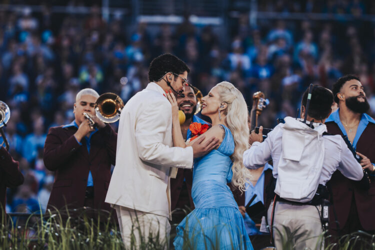 El cantante puertorriqueño Bad Bunny durante su actuación en el descanso del Super Bowl en Santa Clara, California, junto a Lady Gaga. Foto: EFE/Acoustyle.