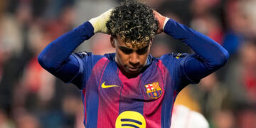 El delantero del FC Barcelona, Lamine Yamal, tras fallar un penalti durante el partido de LaLiga de fútbol que Girona FC y FC Barcelona disputan este lunes en el estadio de Moltilivi. EFE/David Borrat.