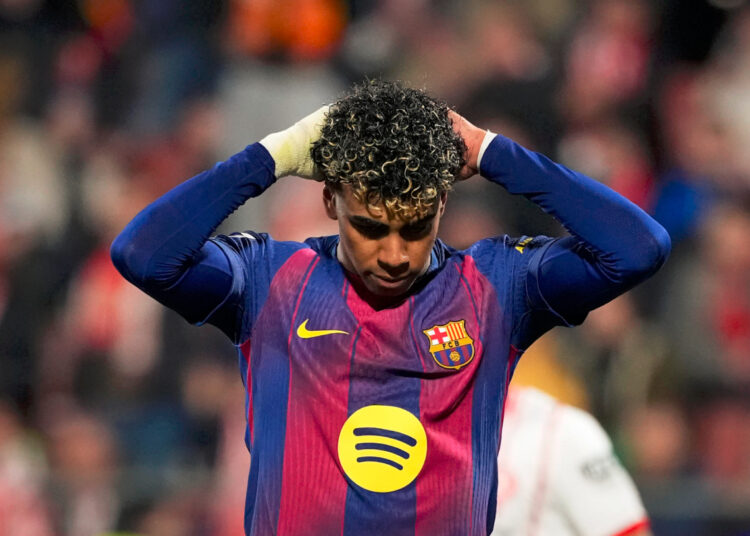 El delantero del FC Barcelona, Lamine Yamal, tras fallar un penalti durante el partido de LaLiga de fútbol que Girona FC y FC Barcelona disputan este lunes en el estadio de Moltilivi. EFE/David Borrat.