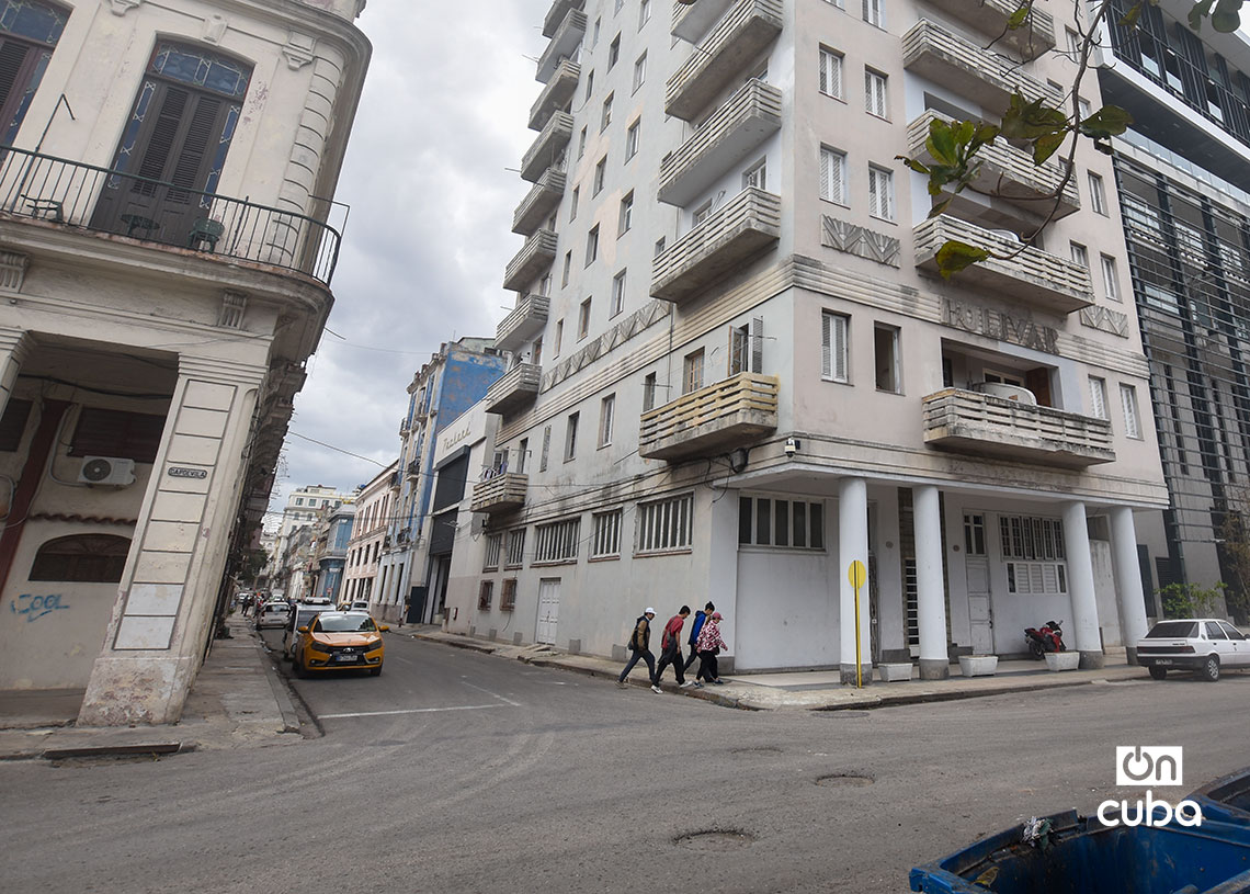 Edificio Bolívar, en la intersección de las calles Morro y Cárcel, en La Habana Vieja. Foto: Otmaro Rodríguez.