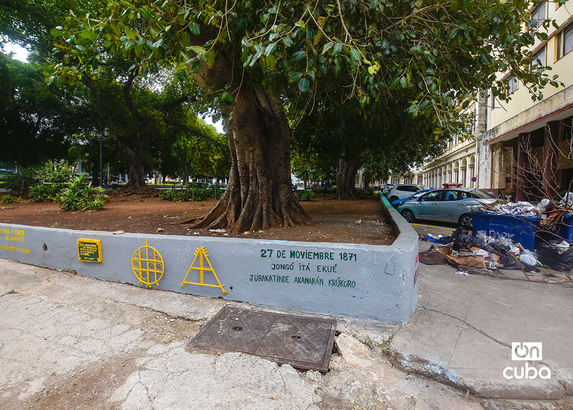 Tribute to the Abakuá who tried to rescue the medical students shot in 1871, at the intersection of Morro and Colón streets, in Old Havana. Photo: Otmaro Rodríguez.