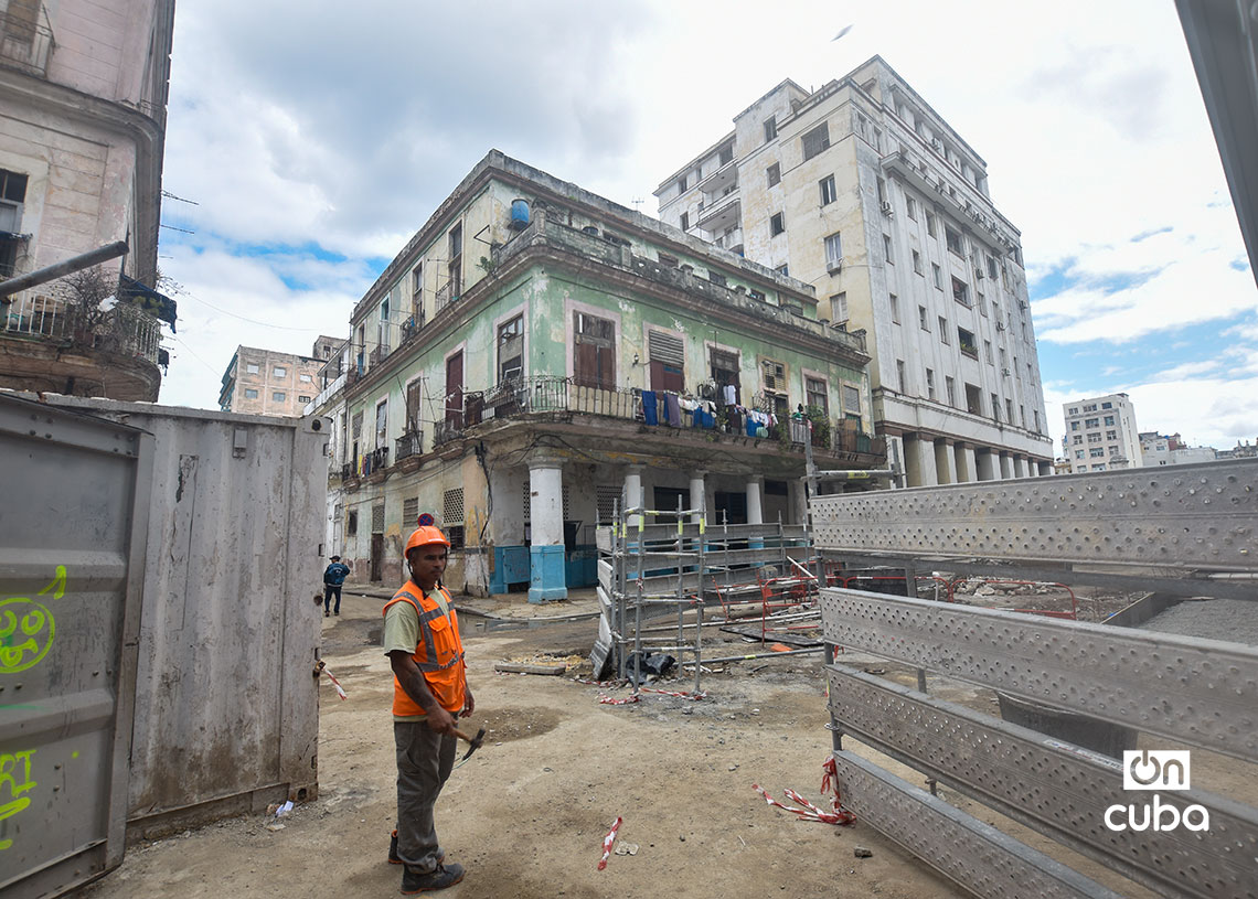 Construction work in the area of ​​Morro Street, in Old Havana. Photo: Otmaro Rodríguez. 