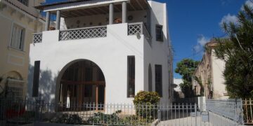 Casas antiguas del Vedado remozadas dentro de un proceso de gentrificación en ascenso. Foto: AMD.