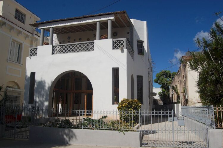 Casas antiguas del Vedado remozadas dentro de un proceso de gentrificación en ascenso. Foto: AMD.