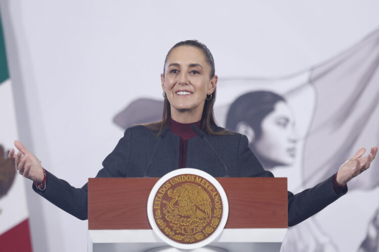 La presidenta de México, Claudia Sheinbaum, durante una rueda de prensa este viernes en el Palacio Nacional de Ciudad de México, afirmó que su Gobierno está dispuesto a facilitar un puente aéreo hacia Cuba desde el país si La Habana lo solicita. Foto: EFE/ Sáshenka Gutiérrez.