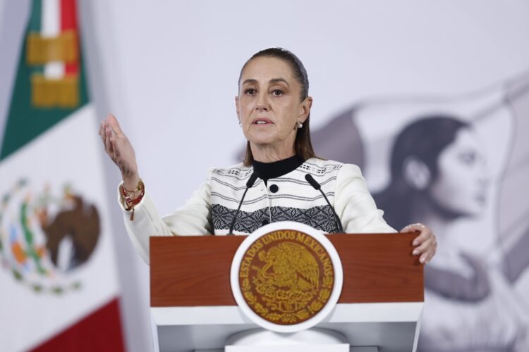 La presidenta Claudia Sheinabaum afirmó que el país siempre ha "puesto la mesa" para atender cualquier conflicto, ante una eventual mediación mexicana entre Estados Unidos y Cuba. Foto: EFE/ Sáshenka Gutiérrez.
