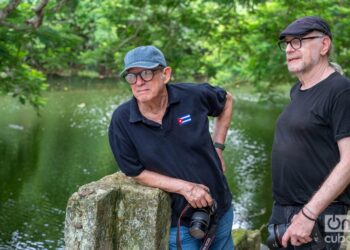Silvio Rodríguez y Daniel Mordzinski. Foto: Kaloian.