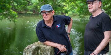 Silvio Rodríguez y Daniel Mordzinski. Foto: Kaloian.