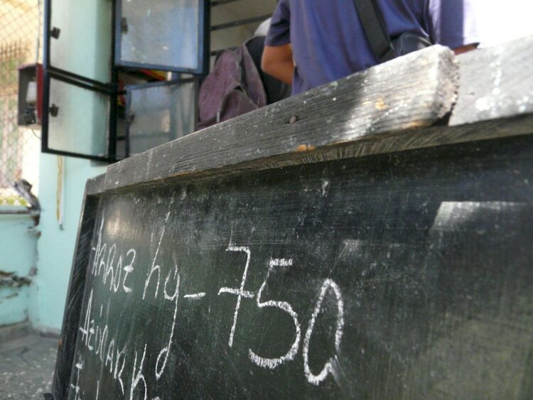 El kilogramoa de arroz importado colombiano este viernes 13 de febrero de 2026 en un bodega privada en el suroeste de La Habana. Representa poco más de 10% del salario promedio en la isla. Foto: AMD