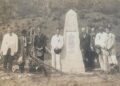 Grupo de santiagueros rindiendo homenaje en el monumento erigido a la memoria de los mártires de San Juan de Wilson. Foto: Archivo del Museo Bacardí.