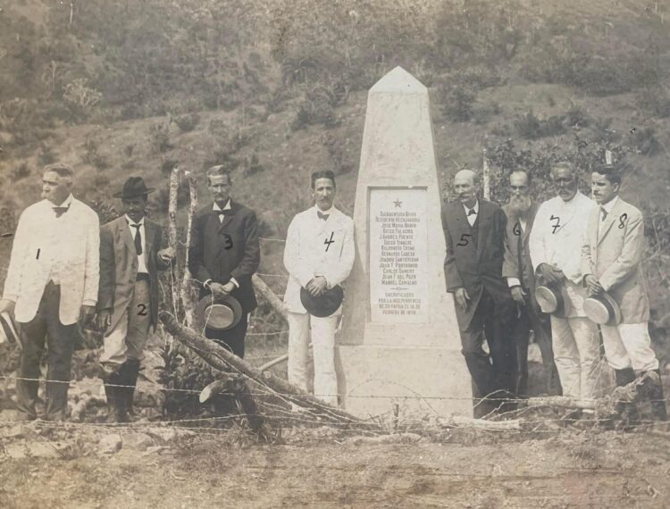 Grupo de santiagueros rindiendo homenaje en el monumento erigido a la memoria de los mártires de San Juan de Wilson. Foto: Archivo del Museo Bacardí.