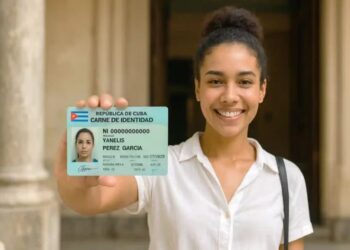 Una joven cubana muestra su carné de identidad. Foto: Cubatrámite / Archivo.