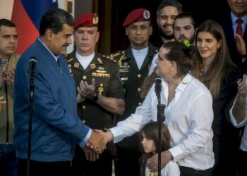 Fotografía de archivo del presidente de Venezuela, Nicolás Maduro (i) y al empresario colombiano Alex Saab. Foto: EFE Miguel Gutiérrez