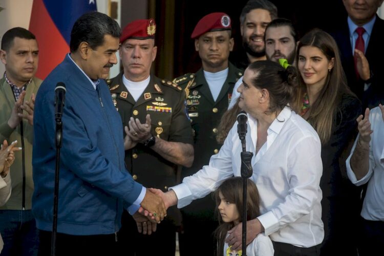 Fotografía de archivo del presidente de Venezuela, Nicolás Maduro (i) y al empresario colombiano Alex Saab. Foto: EFE Miguel Gutiérrez