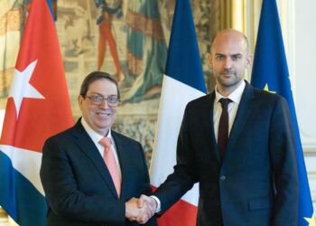 Rodríguez Parrilla y Jean-Noël Barrot se saludan. Foto: @BrunoRguezP