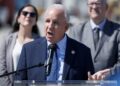 El congresista de origen cubano Carlos Giménez habla durante una conferencia de prensa en Miami, Florida, el 17 de febrero de 2026. Foto: Cristóbal Herrera-Ulashkevic / EFE.