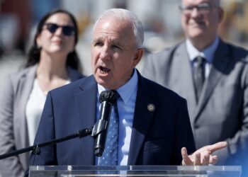 El congresista de origen cubano Carlos Giménez habla durante una conferencia de prensa en Miami, Florida, el 17 de febrero de 2026. Foto: Cristóbal Herrera-Ulashkevic / EFE.