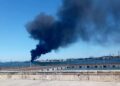 Un incendio de gran magnitud, acompañado de una densa columna de humo negro, fue controlado esta tarde en las instalaciones de la refinería Ñico López. Foto: Facebook/Cubavisión Internacional.
