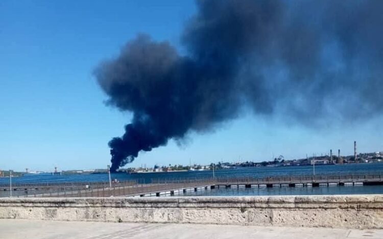 Un incendio de gran magnitud, acompañado de una densa columna de humo negro, fue controlado esta tarde en las instalaciones de la refinería Ñico López. Foto: Facebook/Cubavisión Internacional.