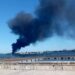 Un incendio de gran magnitud, acompañado de una densa columna de humo negro, fue controlado esta tarde en las instalaciones de la refinería Ñico López. Foto: Facebook/Cubavisión Internacional.