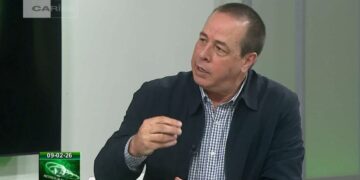 El ministro de Salud Pública de Cuba, José Ángel Portal Miranda, detalla las medidas de emergencia de su cartera ante la crisis energética que afronta el país. Foto: Captura Canal Caribe.