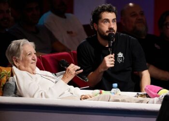 Magaly, la cubana que ocupa la bañera, cuenta a David Broncano cómo el apagón le impidió acudir a La Revuelta en 2025 como consecuencia del apagón masivo en España. Foto: RTVE.