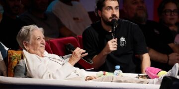 Magaly, la cubana que ocupa la bañera, cuenta a David Broncano cómo el apagón le impidió acudir a La Revuelta en 2025 como consecuencia del apagón masivo en España. Foto: RTVE.