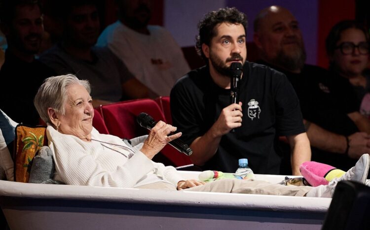 Magaly, la cubana que ocupa la bañera, cuenta a David Broncano cómo el apagón le impidió acudir a La Revuelta en 2025 como consecuencia del apagón masivo en España. Foto: RTVE.