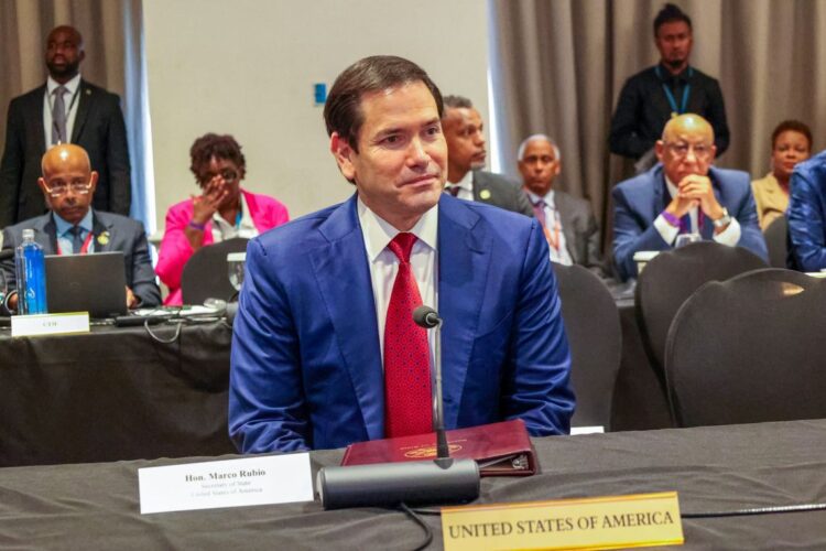 Fotografía cedida por la Comunidad del Caribe (Caricom) que muestra al secretario de Estado de Estados Unidos, Marco Rubio, asiste a una plenaria de la 50 Reunión Ordinaria de la Conferencia de Jefes de Gobierno de Caricom este miércoles, en Basseterre (San Cristóbal y Nieves). Foto: Caricom / EFE.