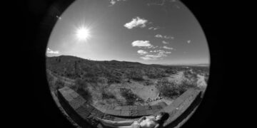 “La mujer que sueña”, 2020. De la serie Lita en el desierto. Foto digital.