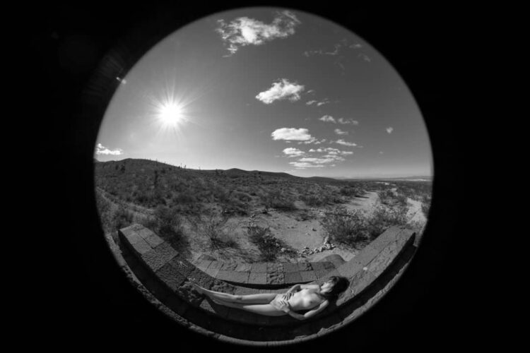 “La mujer que sueña”, 2020. De la serie Lita en el desierto. Foto digital.