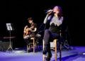 Milada Milhet en plena interpretación en el escenario. Foto: Cortesía de la artista.