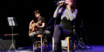 Milada Milhet en plena interpretación en el escenario. Foto: Cortesía de la artista.