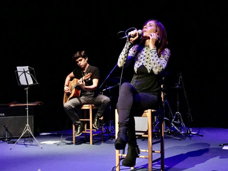 Milada Milhet en plena interpretación en el escenario. Foto: Cortesía de la artista.