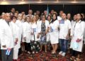 El presidente cubano Miguel Díaz-Canel junto a miembros de la misión médica cubana en Honduras en 2025. Foto: Presidencia de Cuba / Archivo.