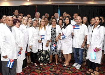 El presidente cubano Miguel Díaz-Canel junto a miembros de la misión médica cubana en Honduras en 2025. Foto: Presidencia de Cuba / Archivo.