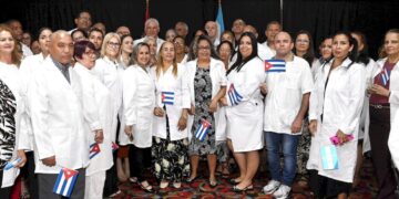 El presidente cubano Miguel Díaz-Canel junto a miembros de la misión médica cubana en Honduras en 2025. Foto: Presidencia de Cuba / Archivo.